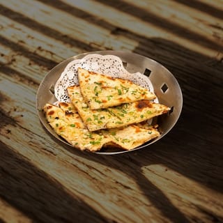 GARLIC NAAN